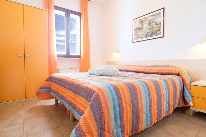 Room 5 of 37