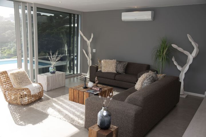 Lounge 44 of 62