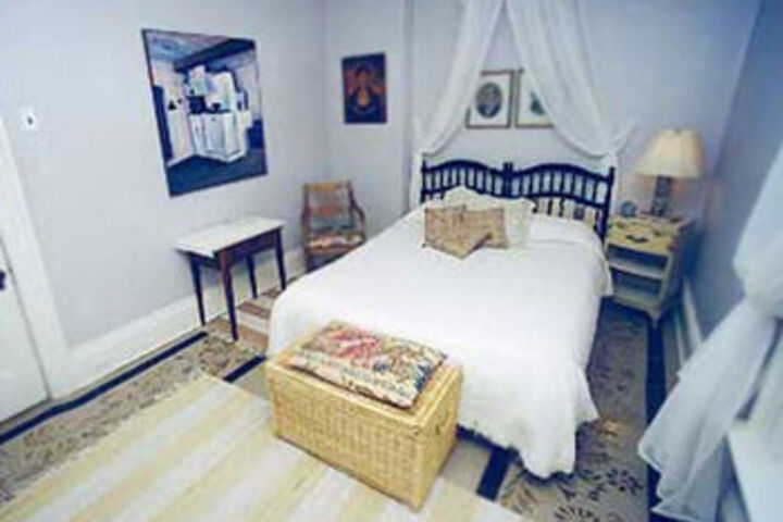 Room 6 of 8