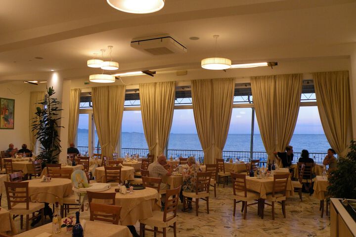 Dining 25 of 58