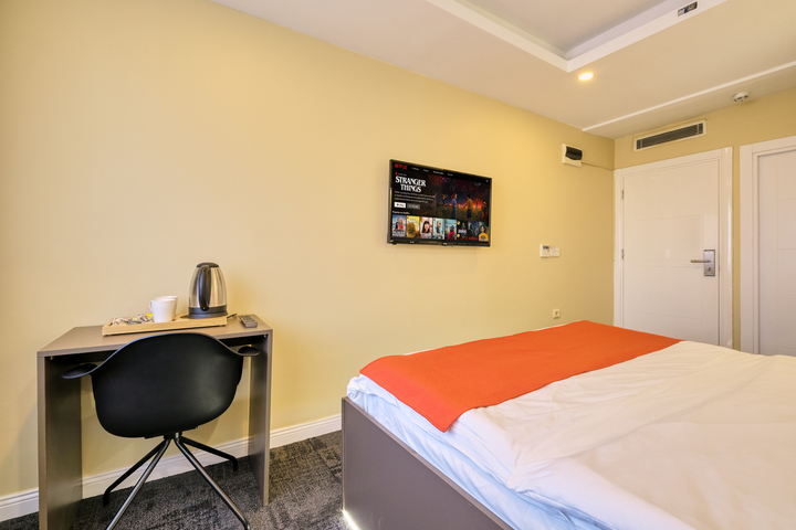 Room 18 of 28