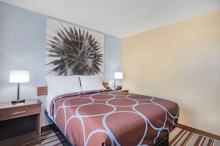 1 Queen Bed (7 of 18)