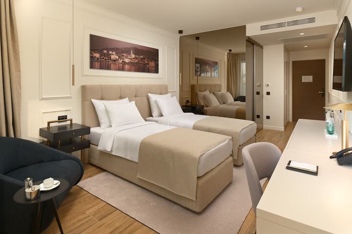 Room 6 of 33