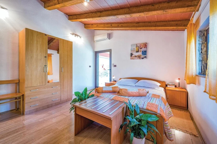 Room 4 of 20