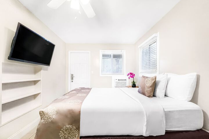Studio Queen Size Bed (50 of 86)