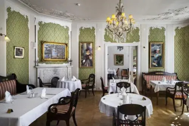 Dining 12 of 16