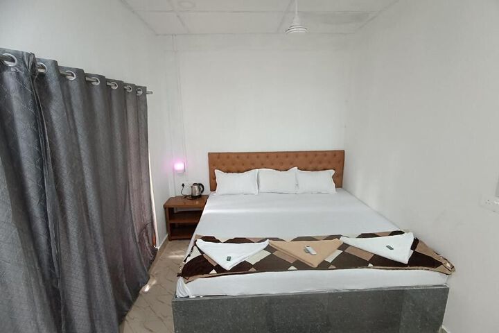 Room 27 of 33