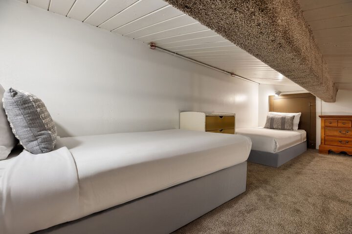 Room 5 of 105