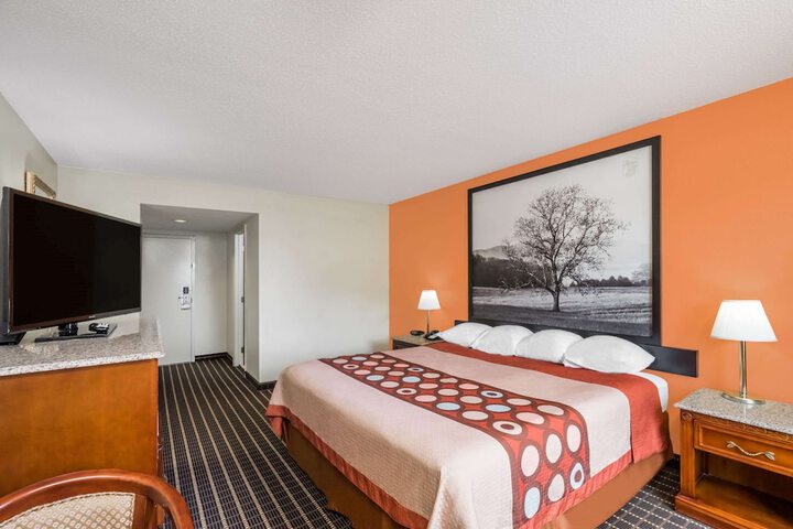 1 King Bed (3 of 6)
