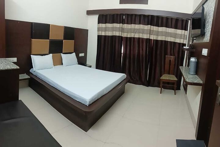 Room 2 of 28