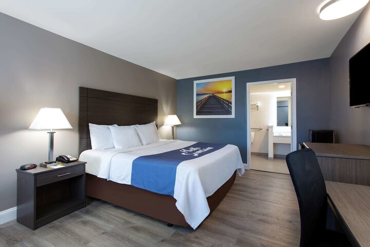 1 King Bed (10 of 11)