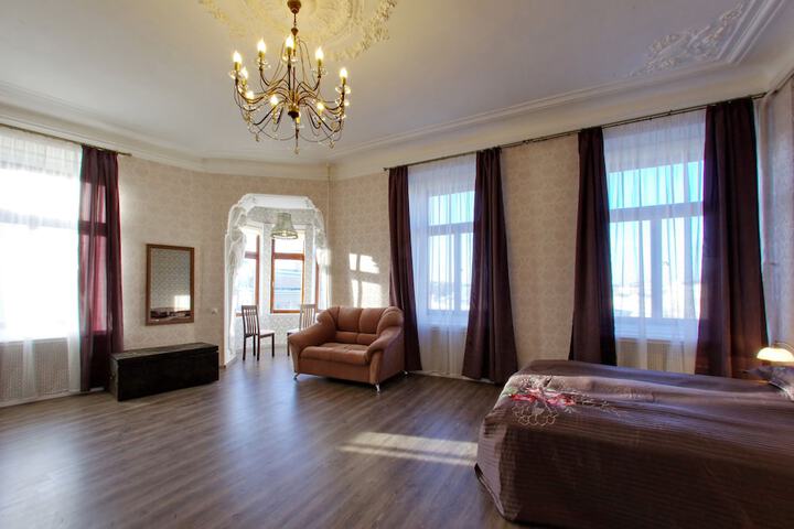 Room 3 of 20