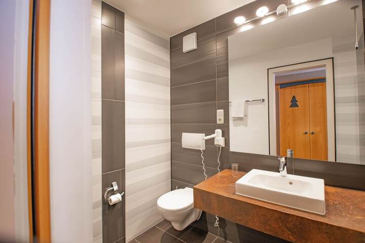 Room 17 of 28