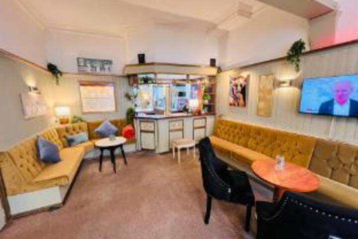 Lounge 10 of 23