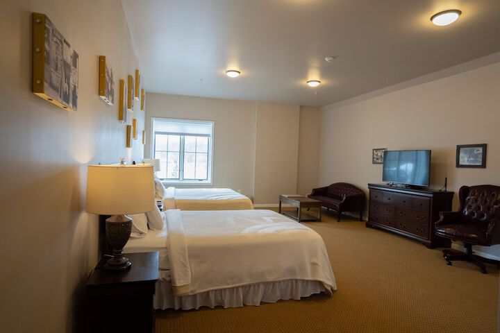 Deluxe King Bed (14 of 41)