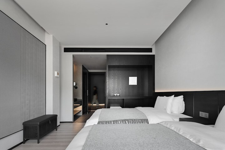 Room 10 of 12