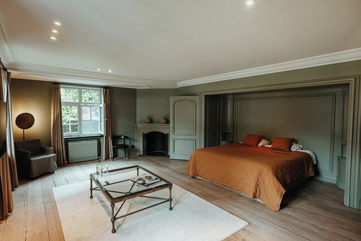 Room 8 of 40