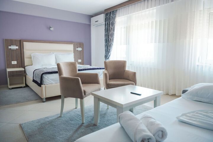 Room 6 of 12