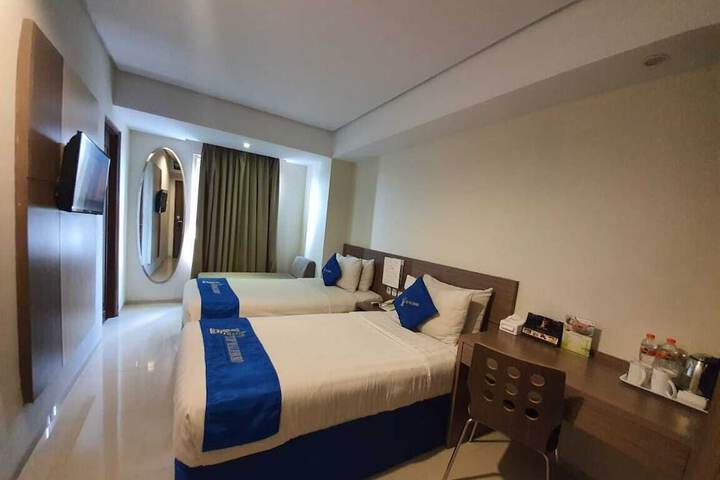 Room 6 of 12