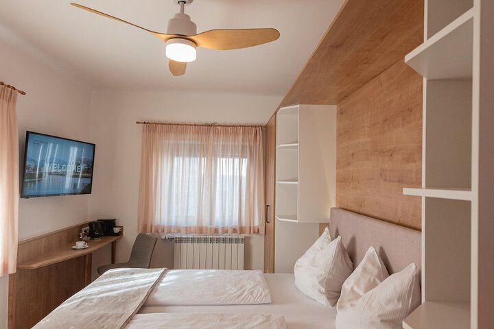 Room 6 of 49