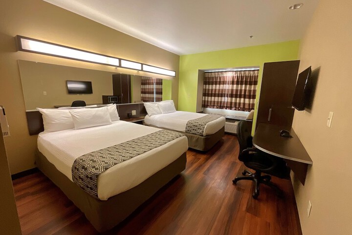 1 Queen Bed Flat Screen Television Microwave and Refrigerator High Speed Internet Accessible Full Breakfast (2 of 17)