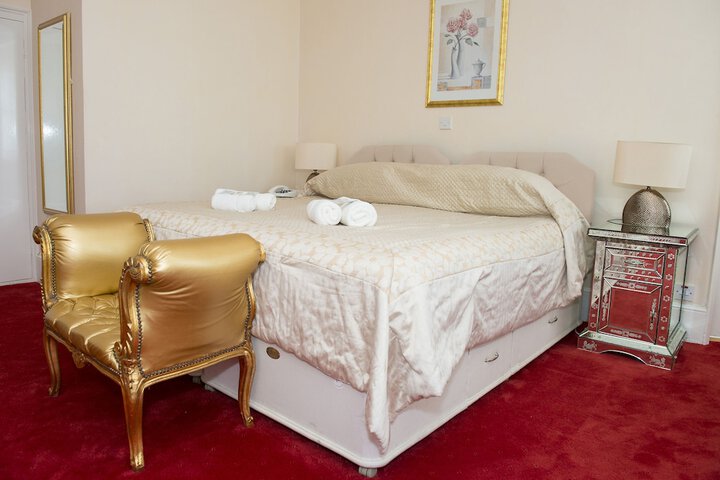 Room 6 of 33