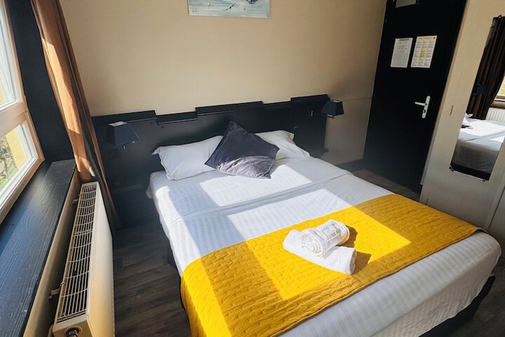 Room 33 of 100