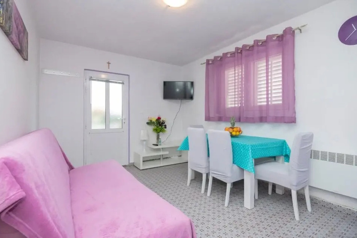 Room 2 of 10