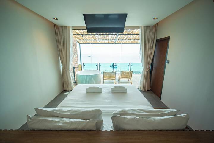 Room 26 of 77