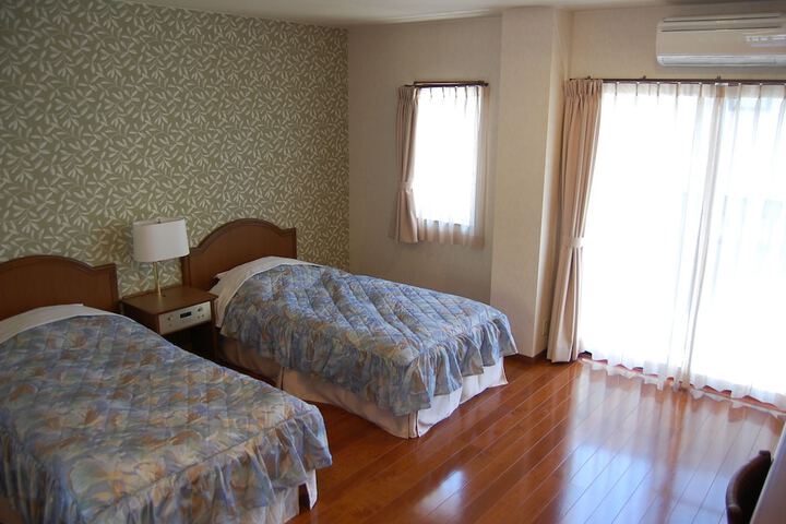 Room 4 of 18