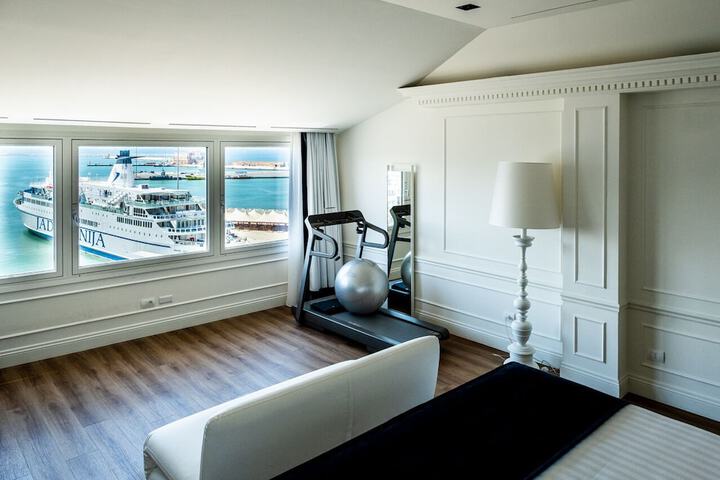 Room 42 of 72