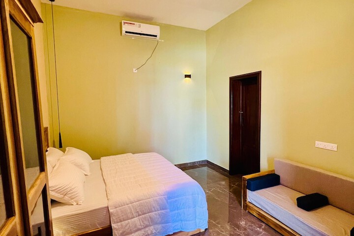 Room 5 of 12