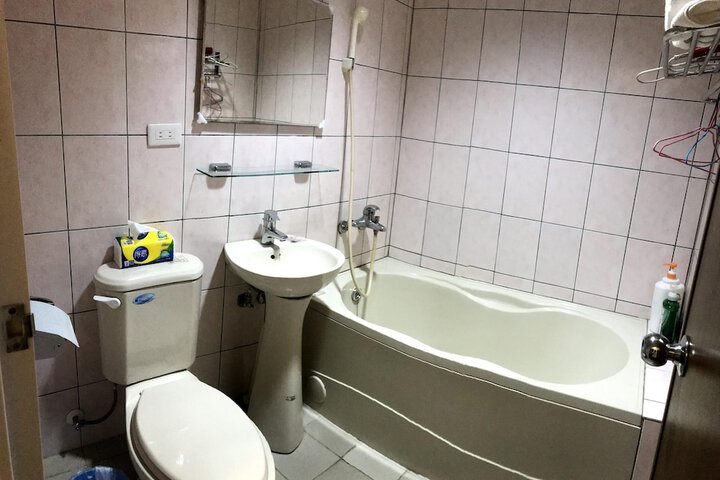 Room 11 of 19