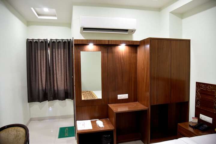 Room 6 of 12