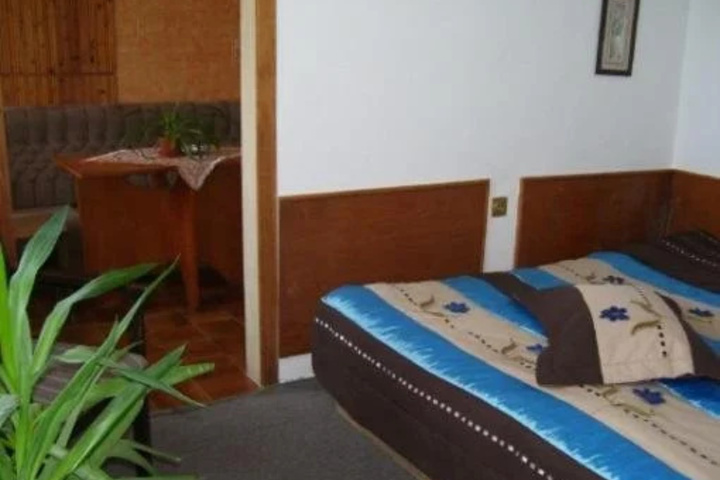 Room 5 of 16