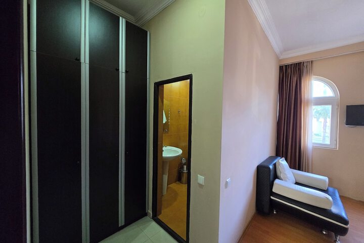 Room 10 of 19