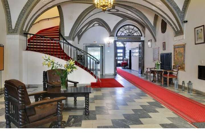 Entrance & Lobby