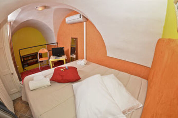 Room 5 of 16