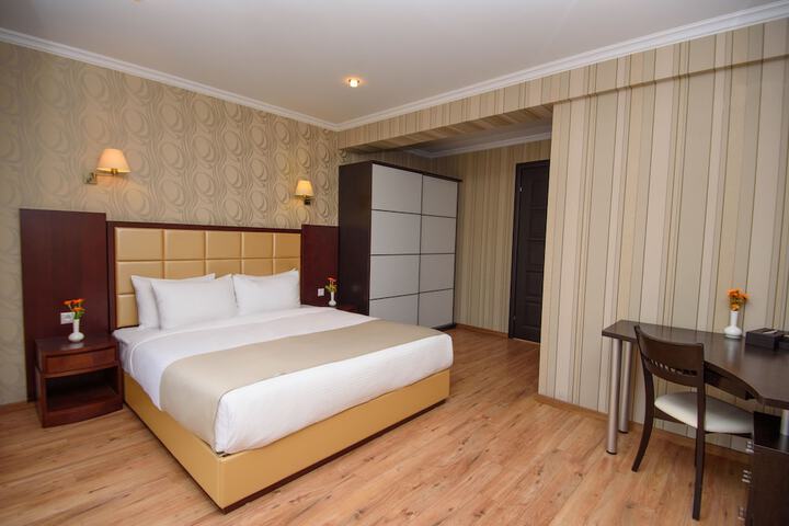 Room 12 of 80