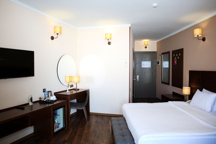 Room 33 of 104