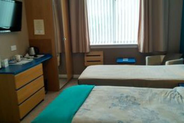 Room 6 of 28