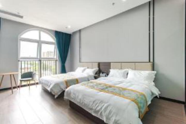 Room 5 of 6