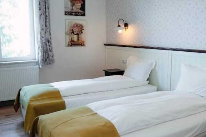 Room 2 of 44