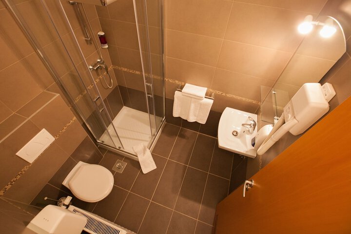 Room 12 of 20