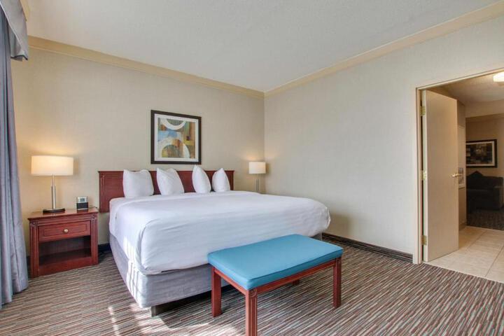 1 King Bed Gretzky Wing Microwave and Refrigerator Sofa Bed High Speed Internet Accessible Full Breakfast (30 of 33)