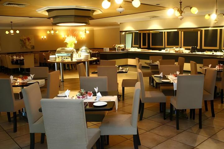 Dining 3 of 10