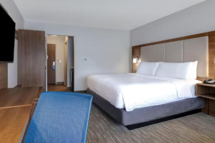 1 King Bed Accessible (9 of 21)