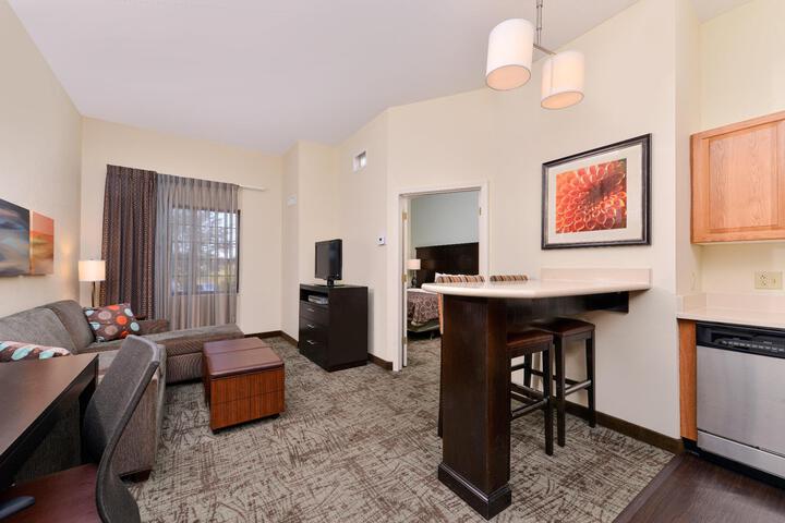 1 Queen 1 Bedroom Suite Comm Mobility Accessible (10 of 39)