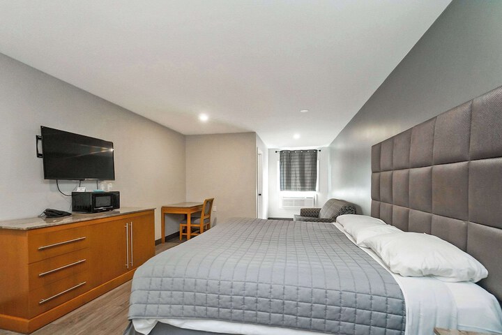 1 King Bed (2 of 14)