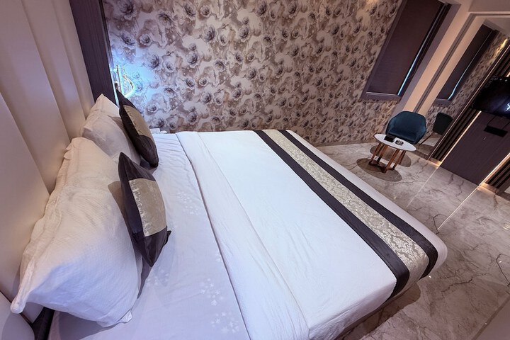 Room 28 of 74